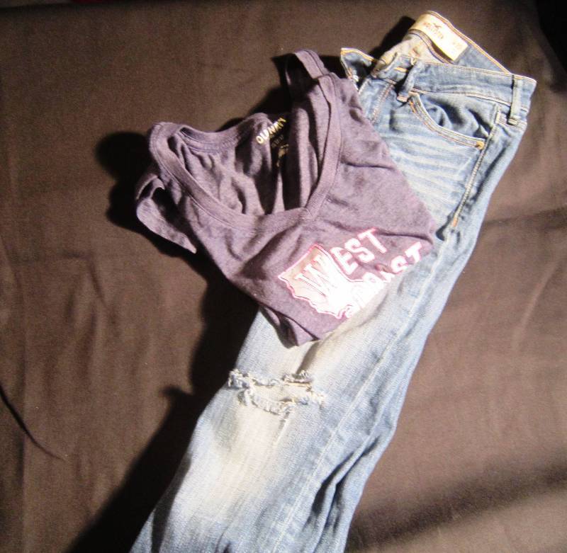 Teen - Hollister Jeans - Size 00 & Old Navy T-Shirt