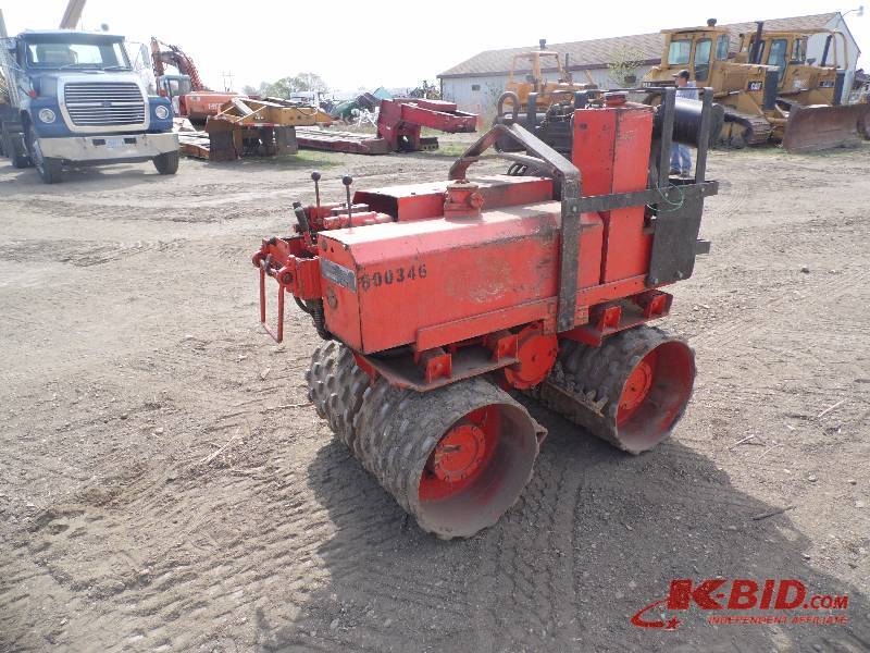 1987 Rammax P33724 dual wheel packer