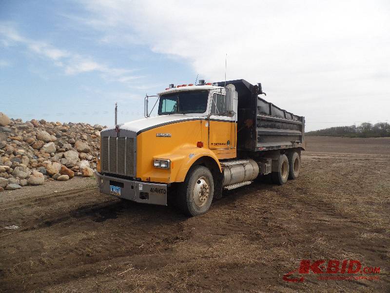1989 #11  KW T-800  Triaxle dump truck  with tarp