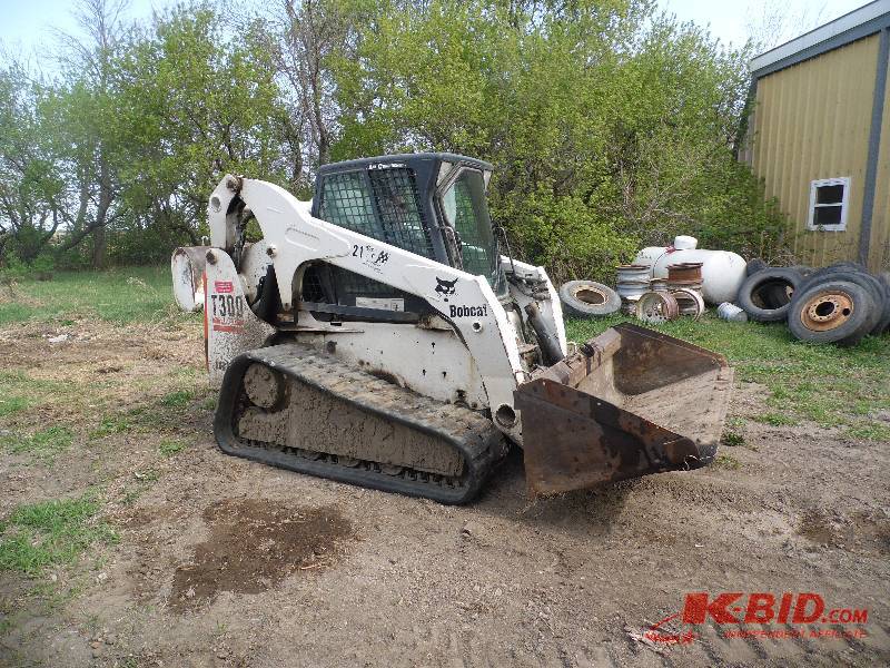 2004 Bobcat T-300 Track cat, cab heat and ac