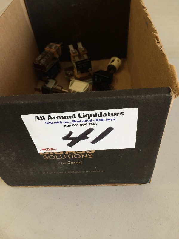 lot 41 image: Assortd lot of toggle switches, rocker switches, furnace door safety switches