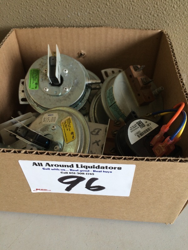 lot 96 image: Air Flow Switches - Lot of 8