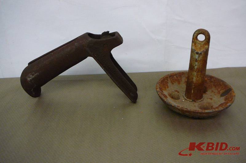 lot 27 image: Anchor holder