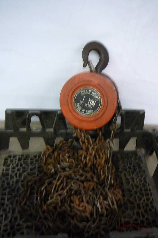 lot 39 image: Chain Hoist 1 ton lifts