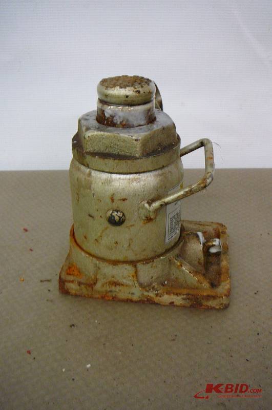 lot 40 image: Bottle Jack Larin 12 ton