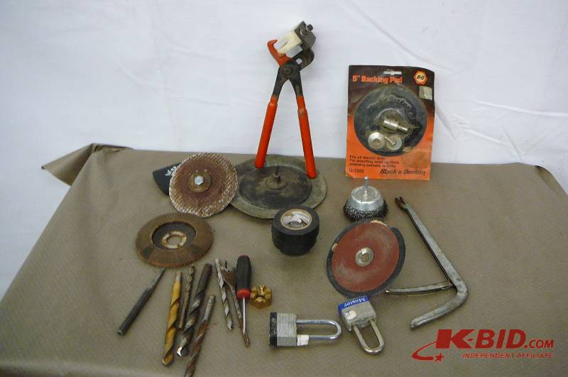 lot 63 image: Lot of tools knives saw