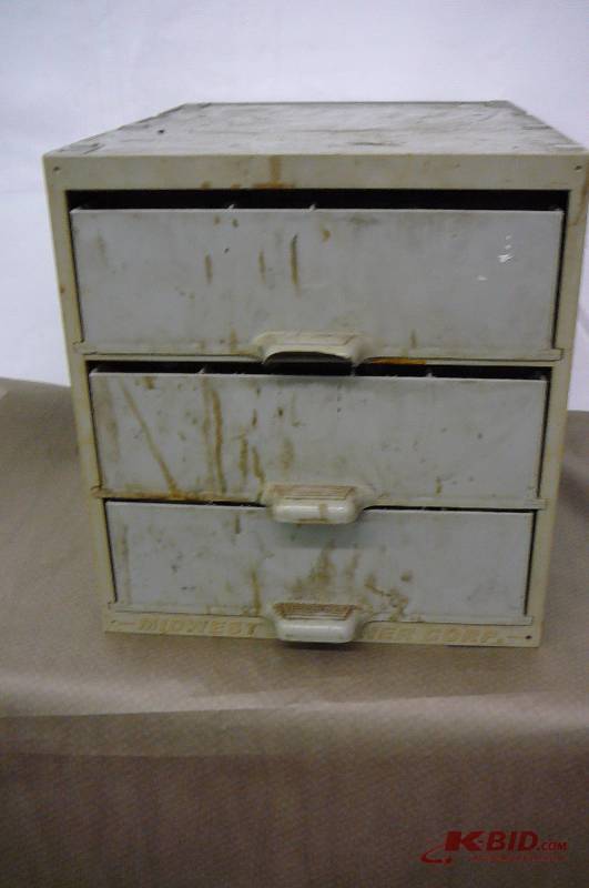 lot 95 image: Plastic Parts Bens