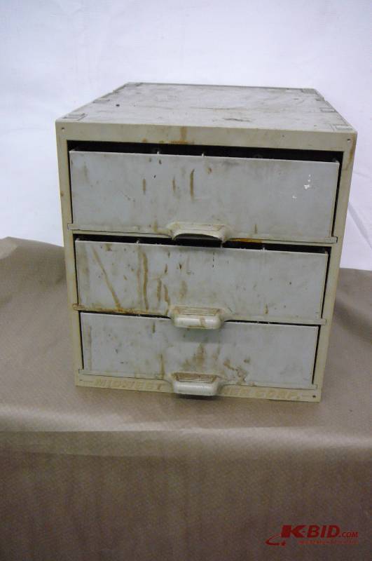lot 96 image: Plastic Parts Bens