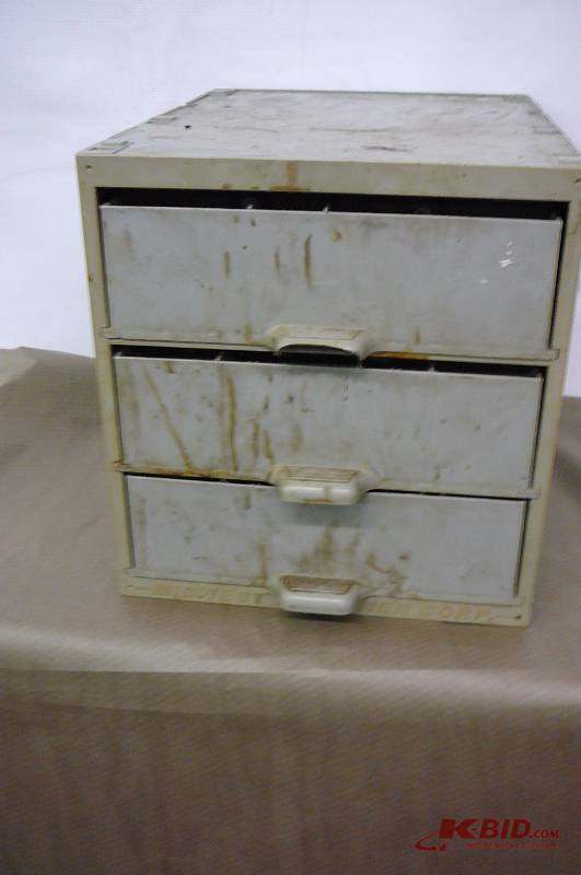 lot 97 image: Plastic Parts Bens