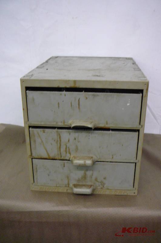 lot 98 image: Plastic Parts Bens