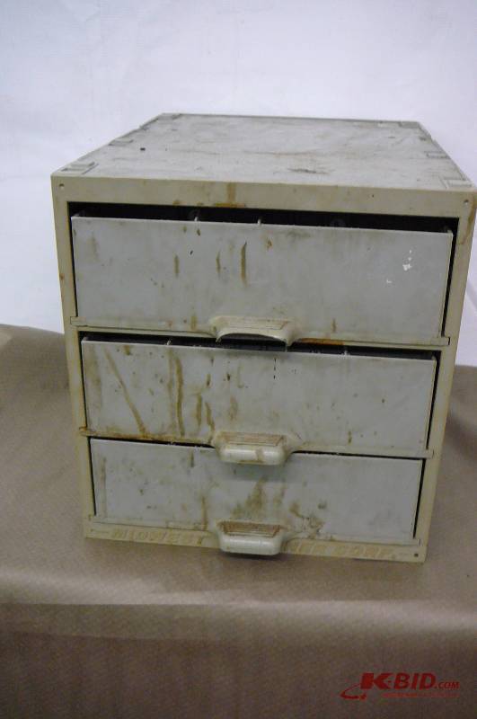 lot 100 image: Plastic Parts Bens