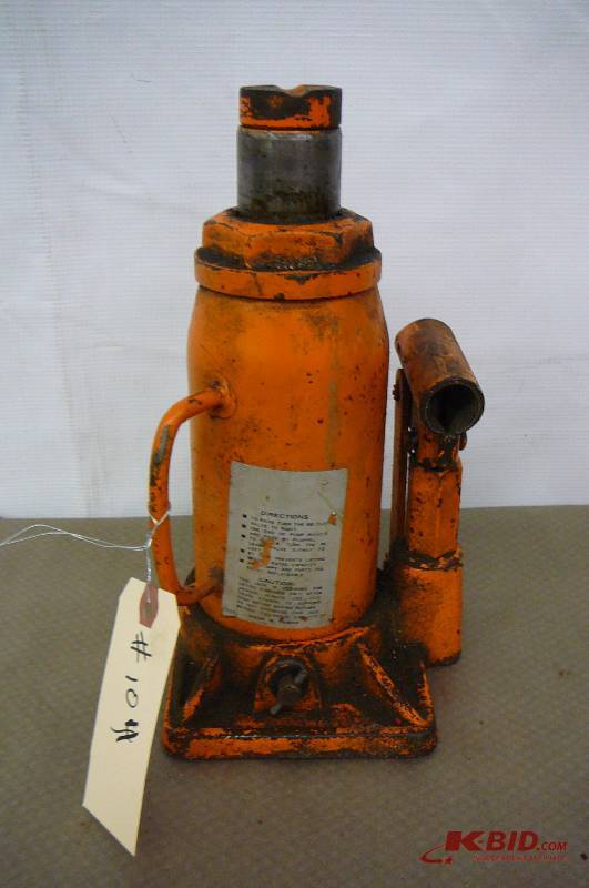 lot 104 image: Bottle Jack