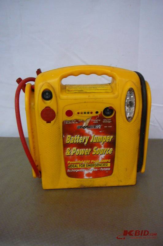 lot 114 image: Jumper Box 600 Peak Amps