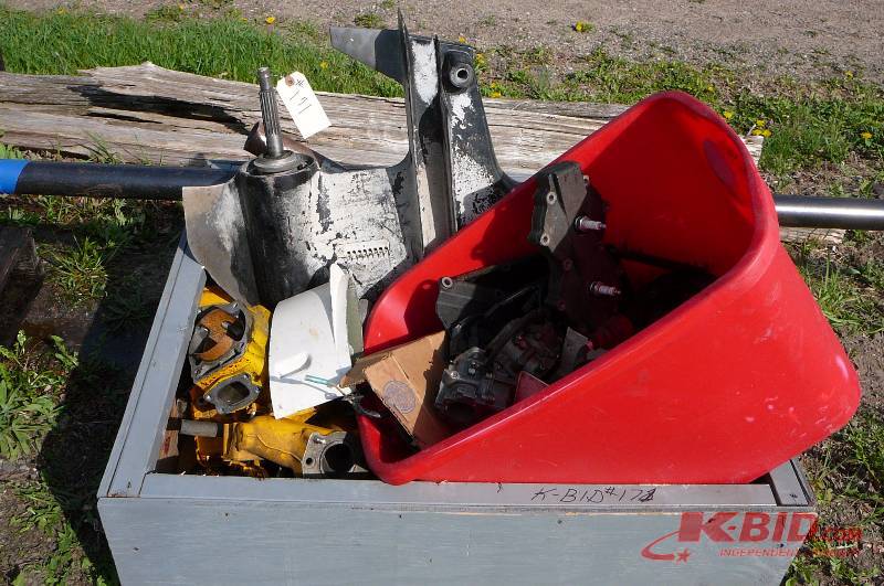 lot 171 image: Lot of lower unites (Aluminum) Parts or scrap Pistons Carbs