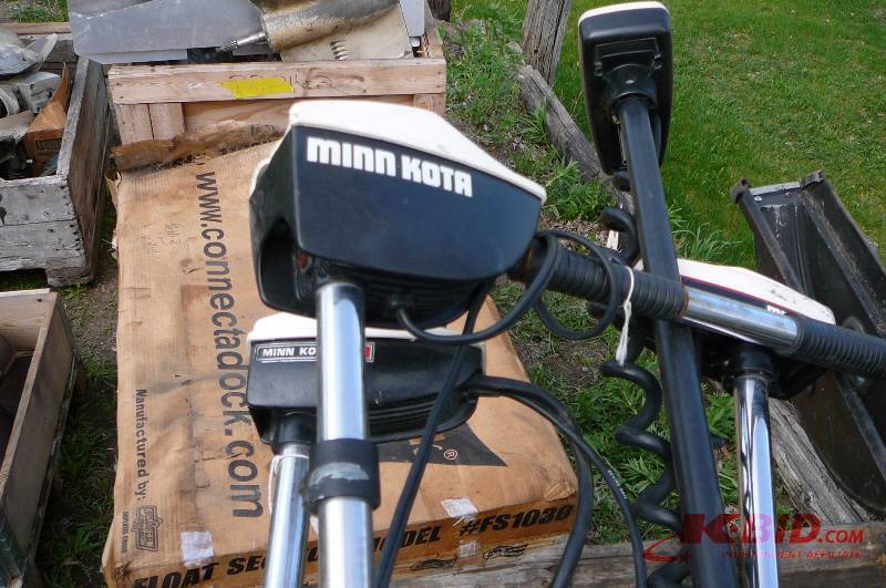 lot 182 image: Lot of Minnkota motors 5 Count Trailer hitch & misc