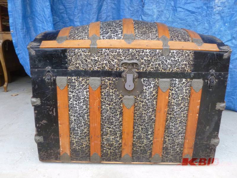 lot 1 image: Antique Hump Trunk