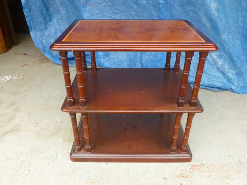 lot 8 image: End Table