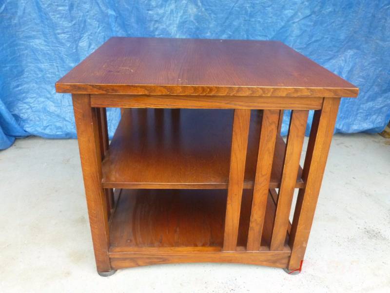 lot 10 image: End Table