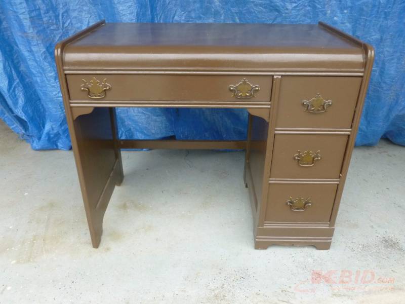 lot 11 image: Vintage Desk