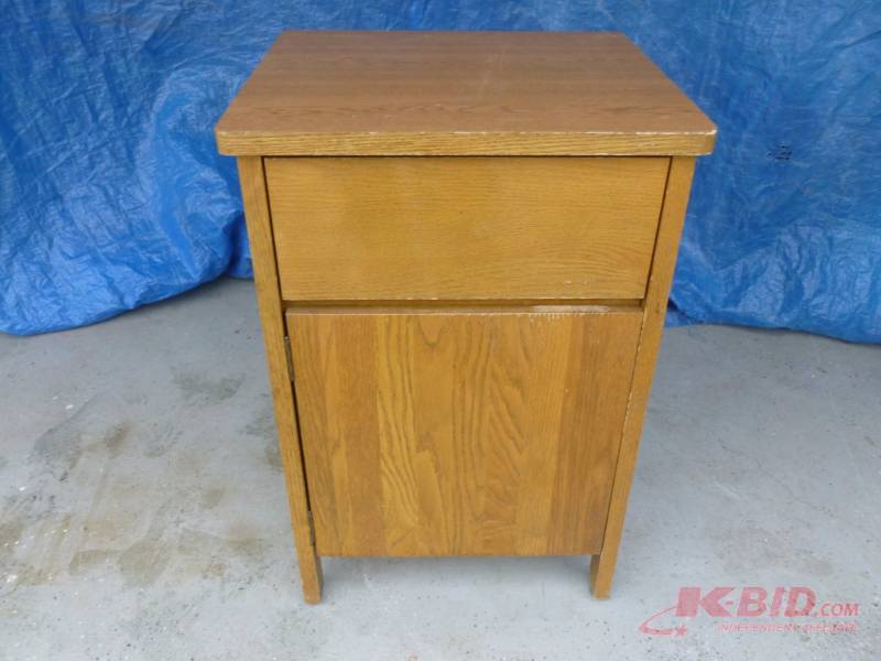lot 14 image: Oak Night Stand Cabinet