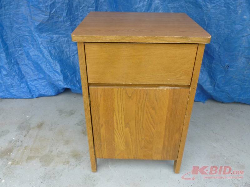 lot 16 image: Oak Night Stand Cabinet