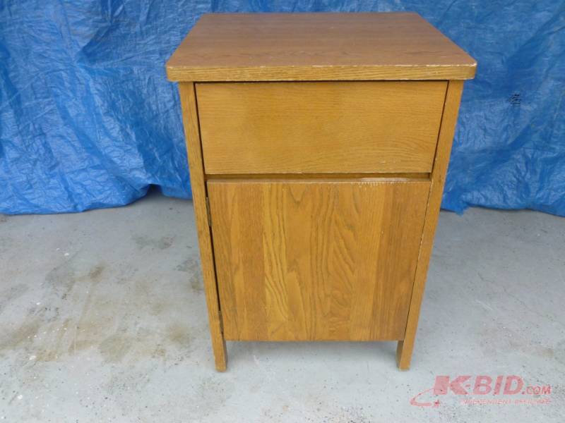lot 17 image: Oak Night Stand Cabinet