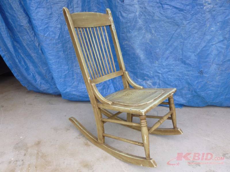 lot 18 image: Antique Rocking Chair