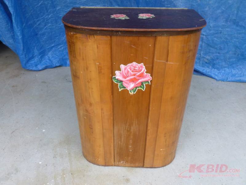 lot 21 image: Vintage Wooden Hamper