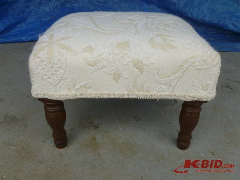 lot 26 image: Vintage Foot Stool