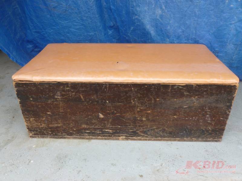 lot 35 image: Storage Bench