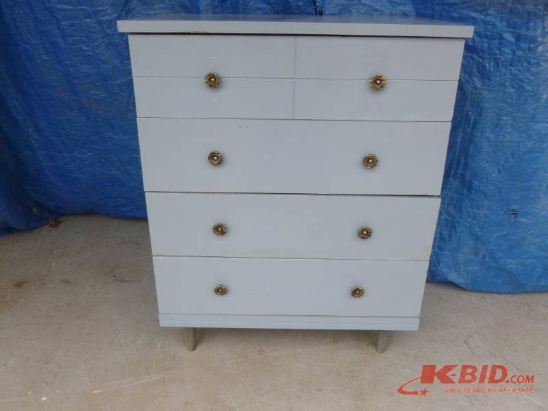 lot 41 image: Vintage Dresser