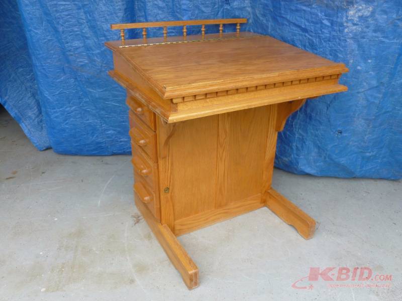 lot 45 image: Oak Pulpit