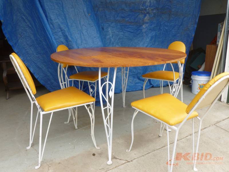 lot 75 image: Vintage Patio Set