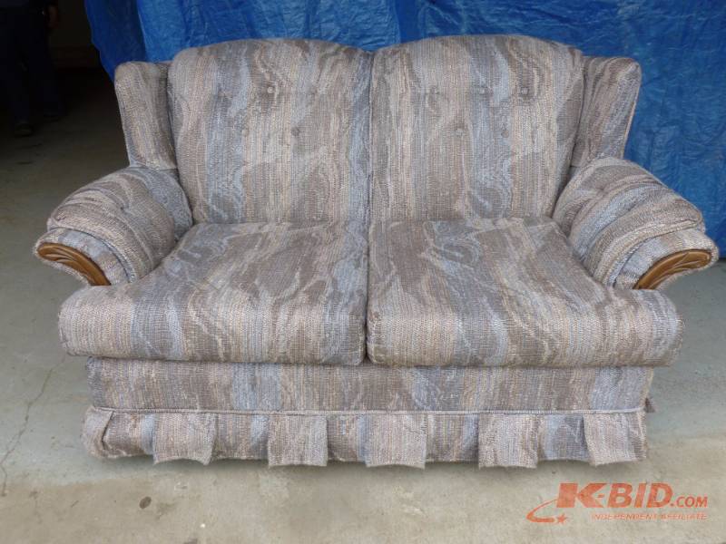 lot 79 image: Loveseat