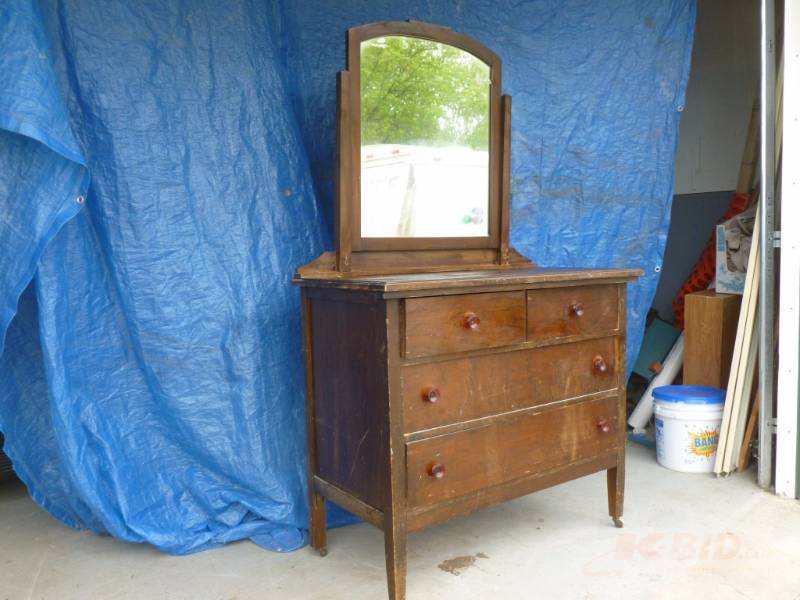 lot 86 image: Vintage Dresser