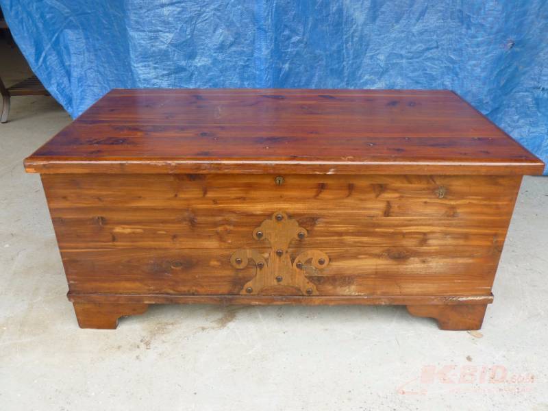 lot 91 image: Cedar Chest