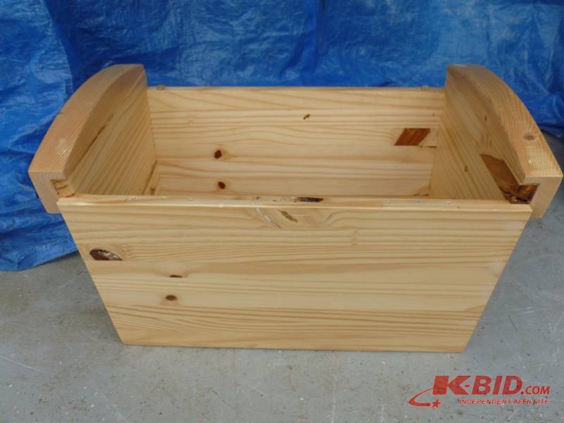 lot 100 image: Pine Box