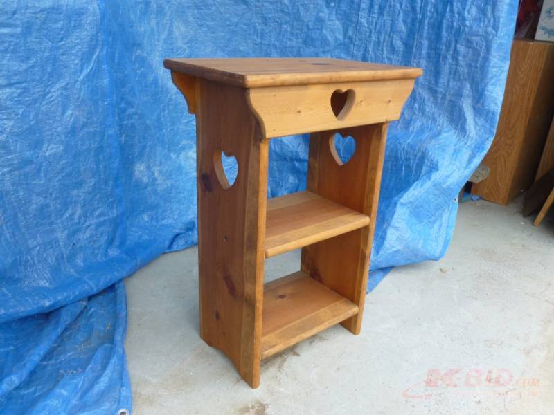 lot 101 image: Plant Stand
