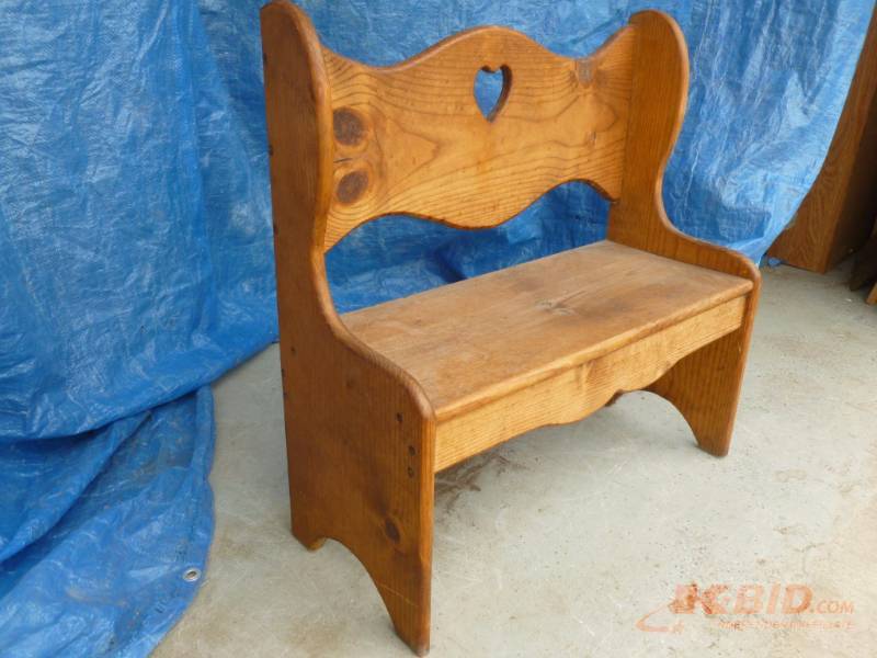 lot 102 image: Plant Stand