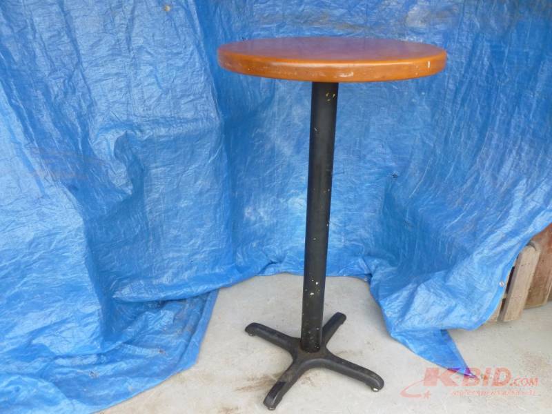 lot 108 image: Pub Table
