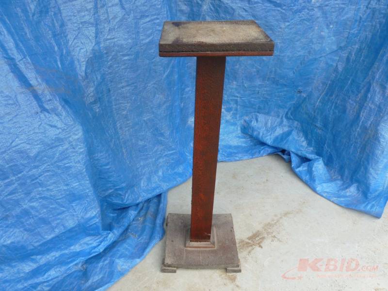 lot 113 image: Plant Stand