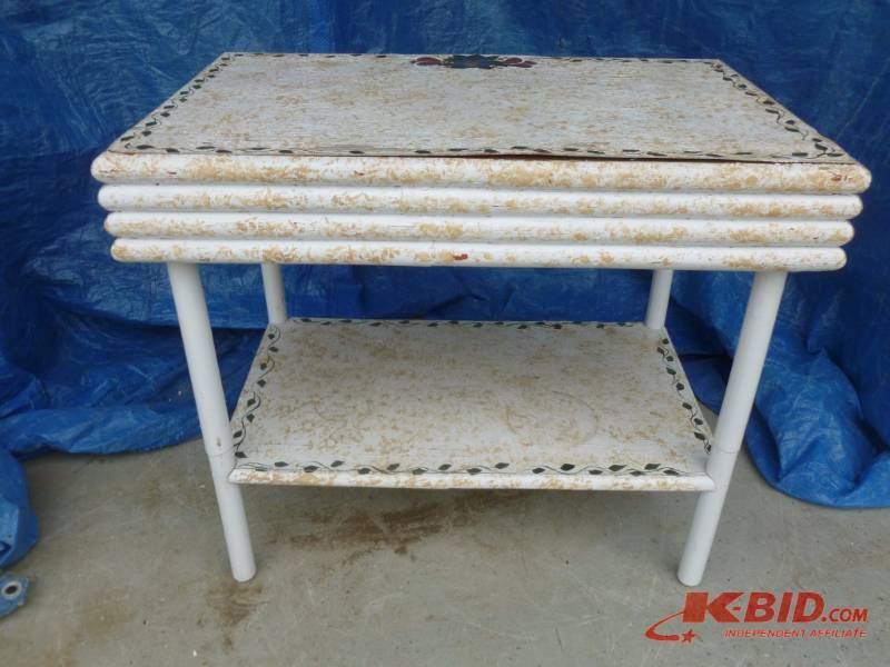 lot 117 image: End Table