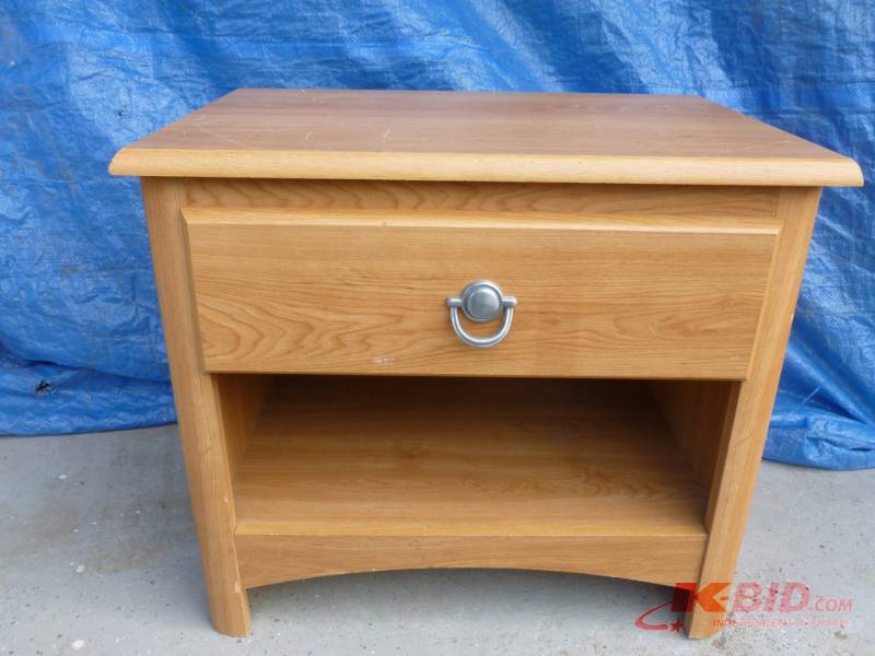 lot 124 image: Night Stand