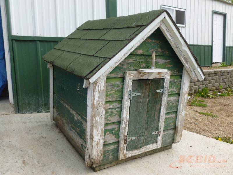 lot 147 image: Dog House