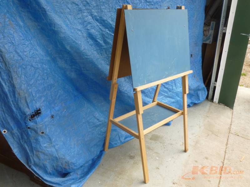 lot 153 image: Kids Easel