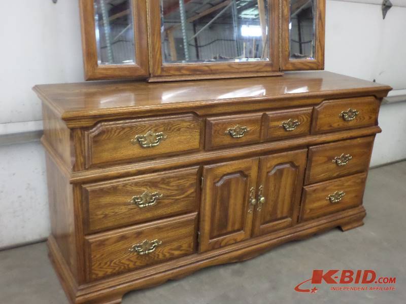 Nice 7-Frawer Oak Dresser With Back...