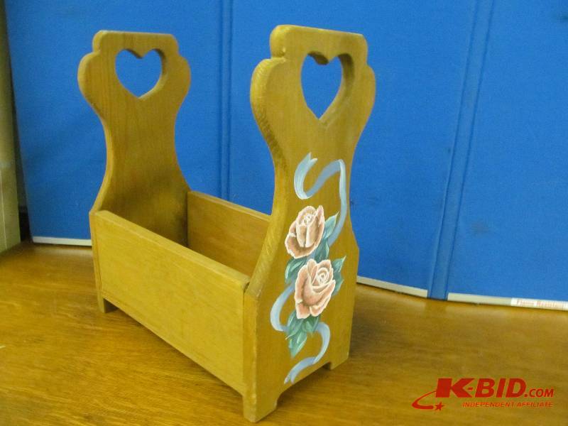 lot 12 image: Wood box