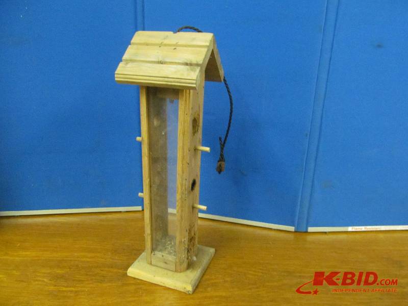 lot 20 image: Bird feeder
