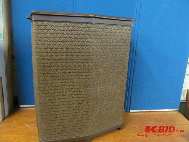 lot 21 image: Hamper
