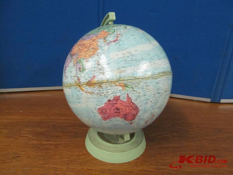 lot 31 image: Globe